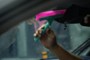 Quy trình dán phim cách nhiệt chuyên nghiệp tại Saigon Auto Spa 