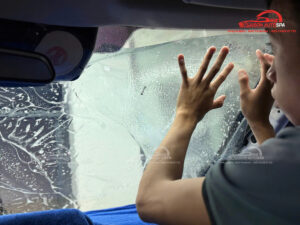 Giá phim cách nhiệt ô tô 2026 4 Dán phim cách nhiệt chuyên nghiệp tại Saigon Auto Spa