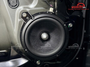 Độ Âm Thanh Ô Tô Pleiku 4 Loa Audiobahn sau khi được lắp đặt tại vị trí trên cánh cửa xe.