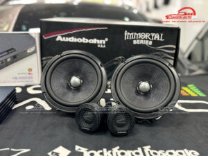 Bộ loa Audiobahn và loa Treble được sử dụng trong cấu hình nâng cấp âm thanh ô tô.