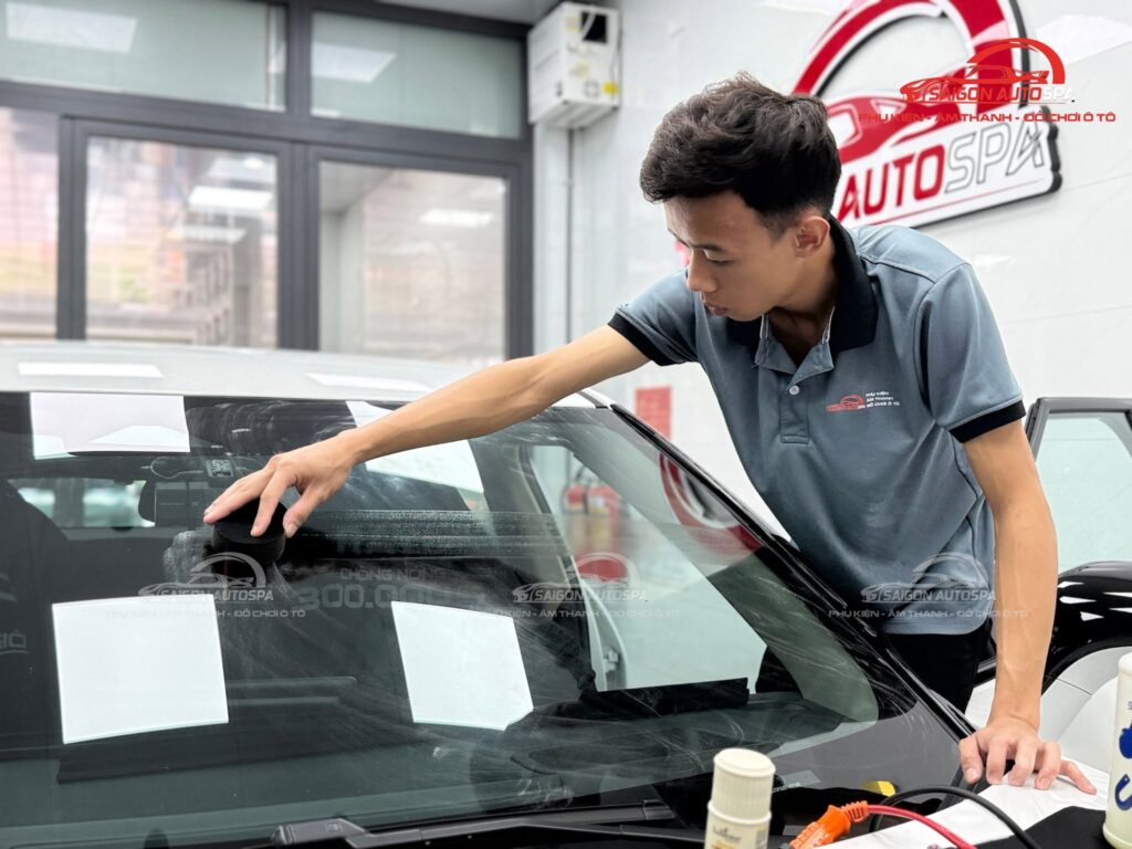 Quy trình dán phim cách nhiệt chuyên nghiệp tại Saigon Auto Spa