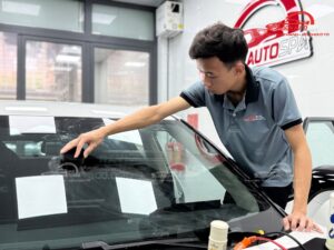 Phim cách nhiệt loại nào tốt nhất cho ô tô năm 2026 5 Quy trình dán phim cách nhiệt chuyên nghiệp 7 bước tại Saigon Auto Spa