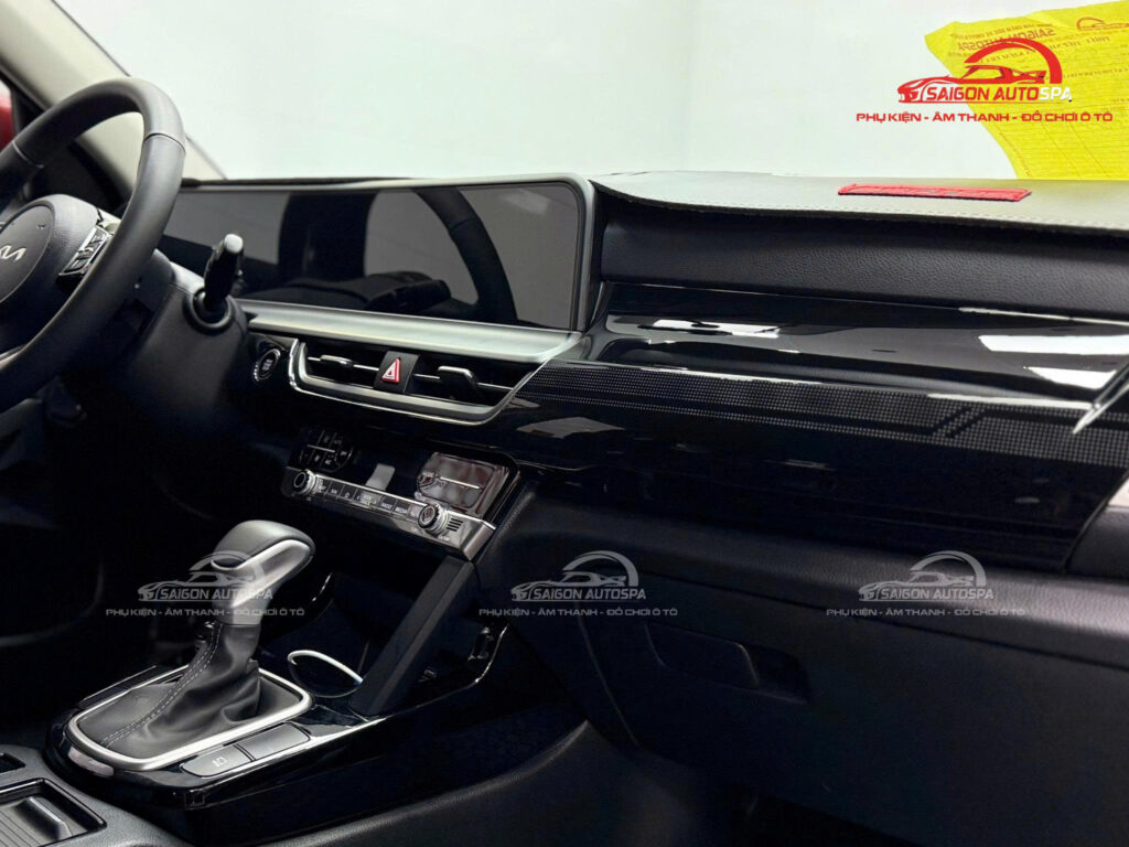 Dán PPF bảo vệ nội thất xe ô tô.