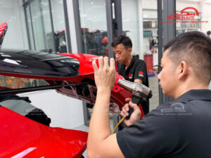 Dán PPF Bảo Vệ Sơn Xe Geely Coolray Tại Gia Lai 5 Kỹ thuật viên thực hiện quy trình dán PPF cho xe Geely Coolray