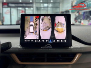 VF3 nâng cấp MHU kèm cam 360 – Nâng tầm tiện nghi và an toàn 6 Giao diện cam 360 hiển thị toàn cảnh xung quanh VinFast VF3.