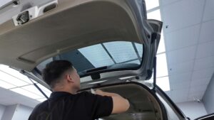 Quy Trình Dán Phim V-KOOL Black EV Chuẩn Kỹ Thuật Cho Xe Điện