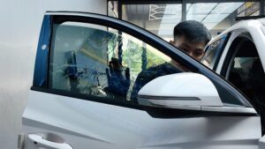 Dán phim cách nhiệt 3M Hyundai Tucson 3 Dán phim cách nhiệt 3M cho kính sườn trước xe Hyundai Tucson