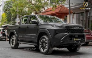 Dán đổi màu đen lì xe Toyota Hilux